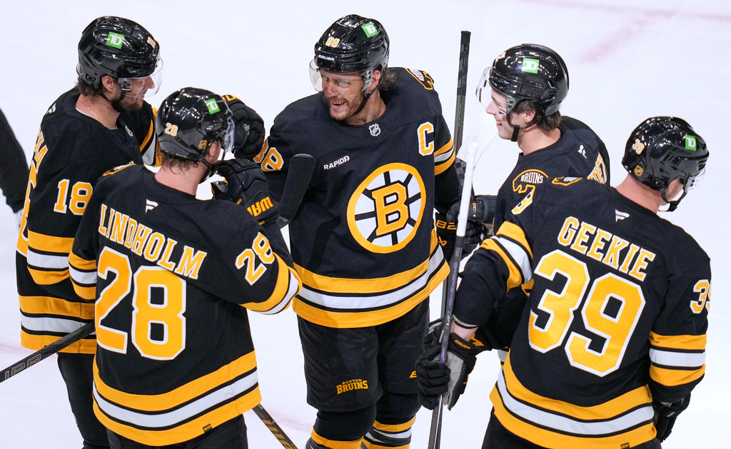 Pastrnak scores 2 goals, adds 2 assists in the Bruins' 6-1 rout of the Mammoth